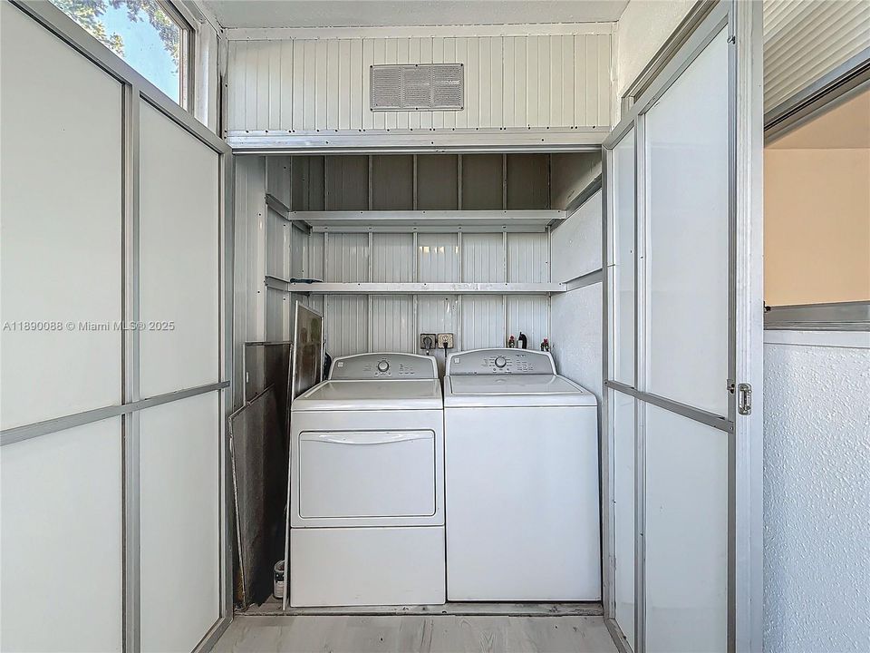 En Venta: $128,999 (2 camas, 2 baños, 880 Pies cuadrados)