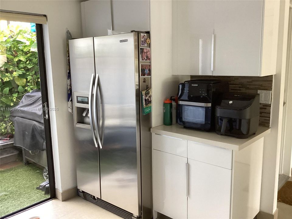 Active With Contract: $5,800 (3 beds, 2 baths, 2370 Square Feet)