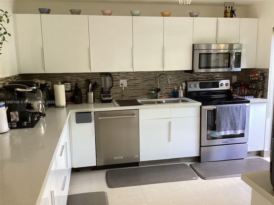 Active With Contract: $5,800 (3 beds, 2 baths, 2370 Square Feet)