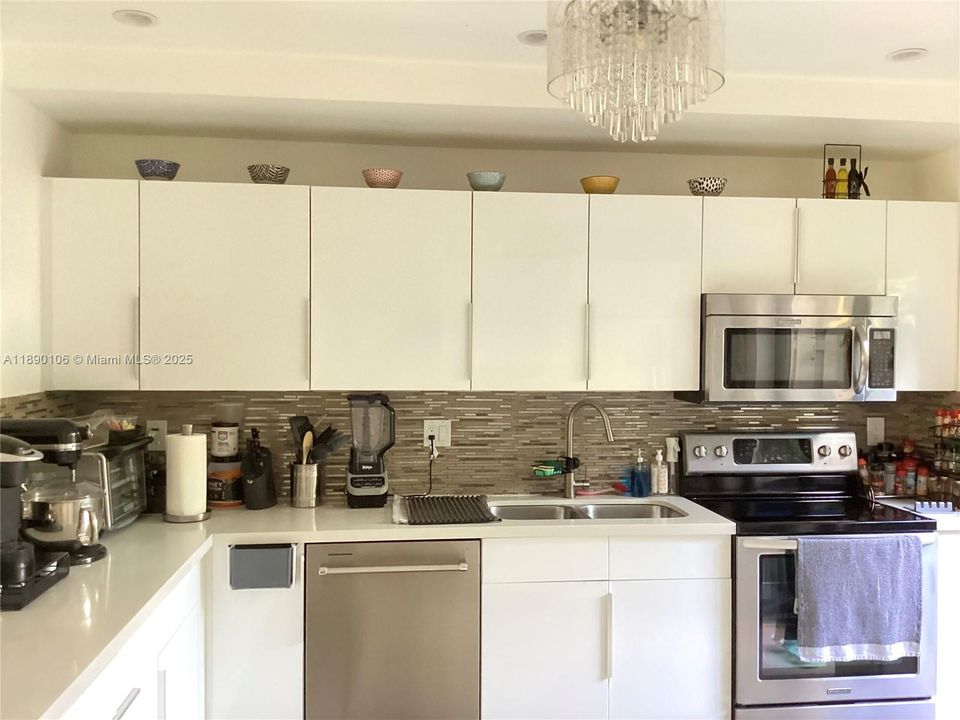 Active With Contract: $5,800 (3 beds, 2 baths, 2370 Square Feet)