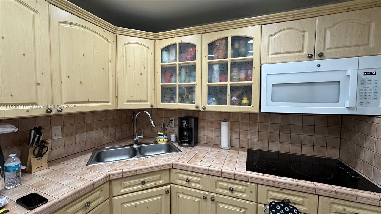 Active With Contract: $320,000 (2 beds, 2 baths, 768 Square Feet)