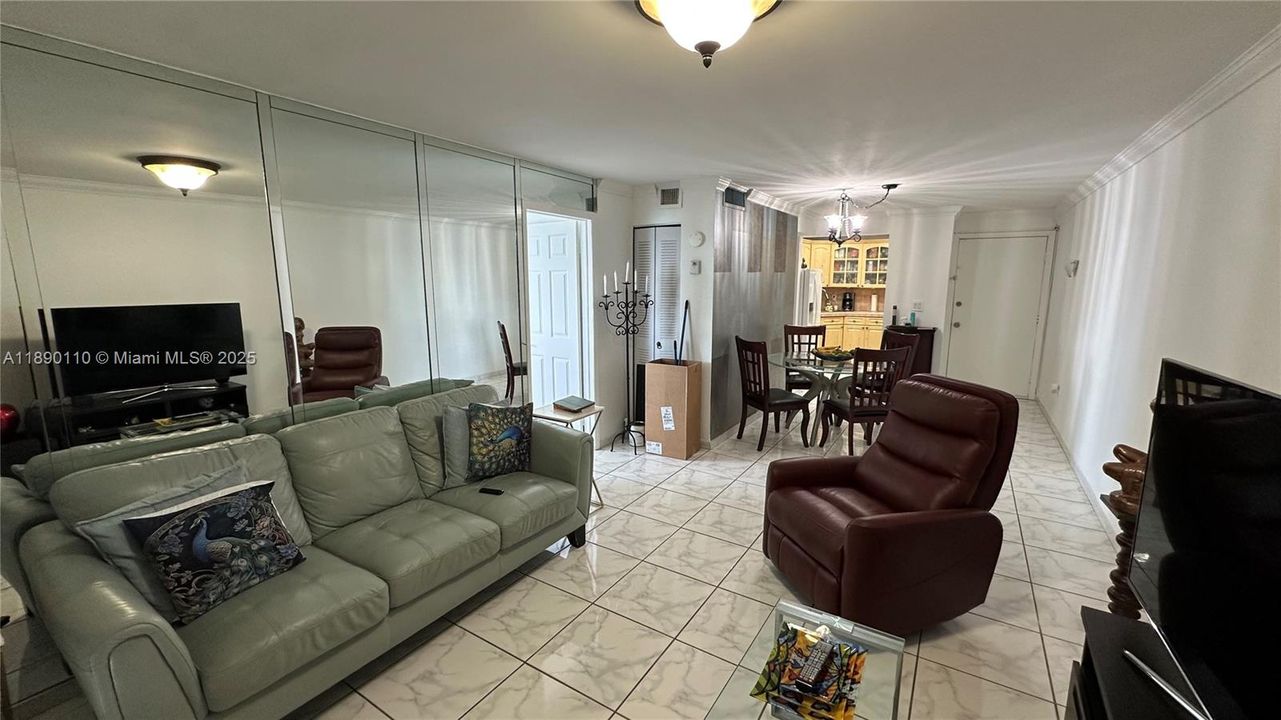 Active With Contract: $320,000 (2 beds, 2 baths, 768 Square Feet)