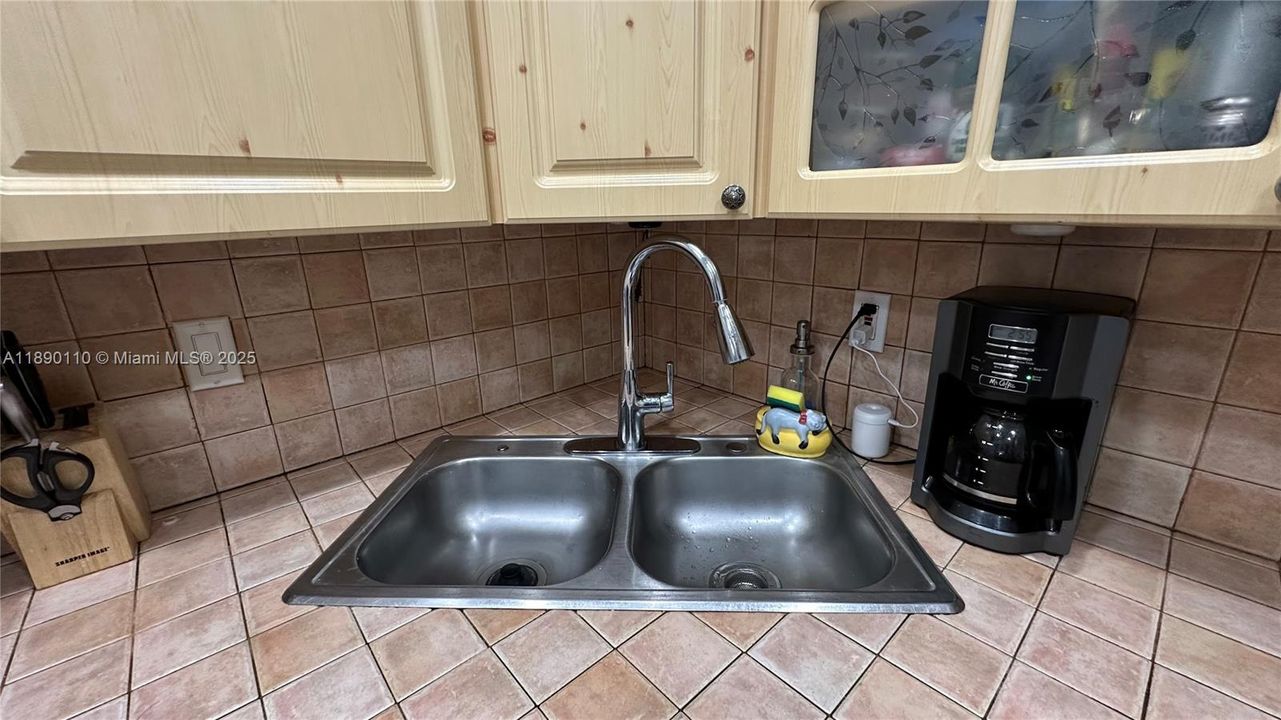 Active With Contract: $320,000 (2 beds, 2 baths, 768 Square Feet)