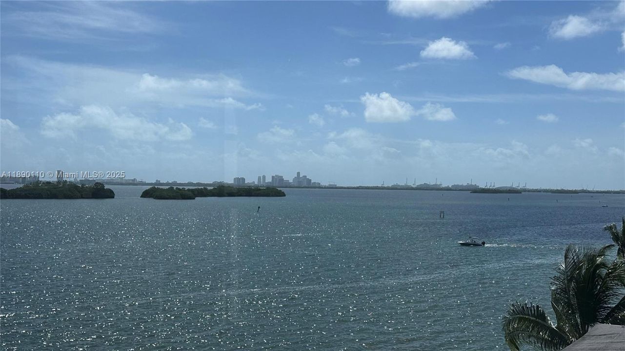 Active With Contract: $320,000 (2 beds, 2 baths, 768 Square Feet)