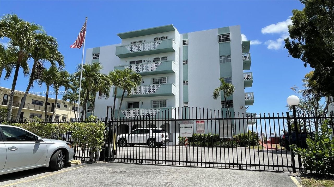 Active With Contract: $320,000 (2 beds, 2 baths, 768 Square Feet)