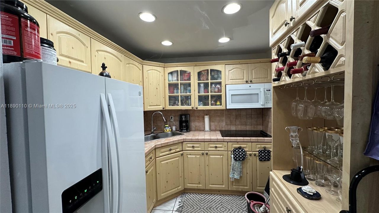 Active With Contract: $320,000 (2 beds, 2 baths, 768 Square Feet)