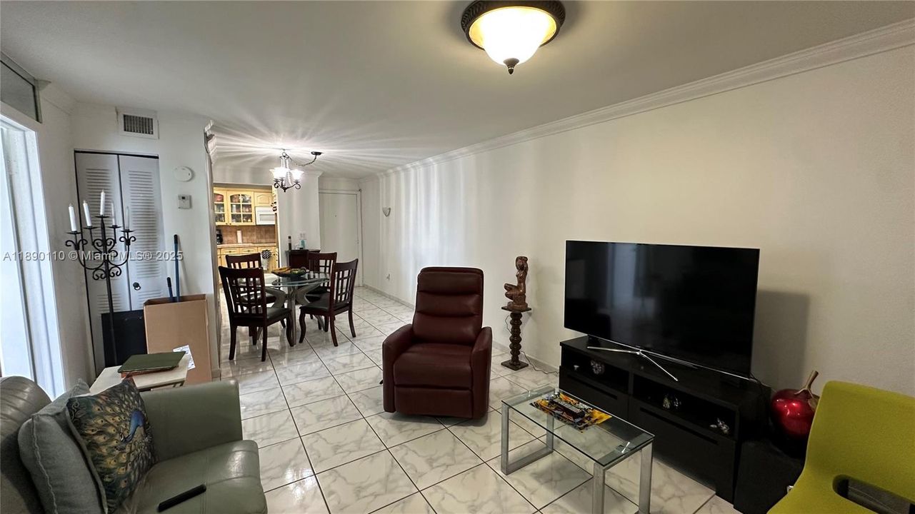 Active With Contract: $320,000 (2 beds, 2 baths, 768 Square Feet)