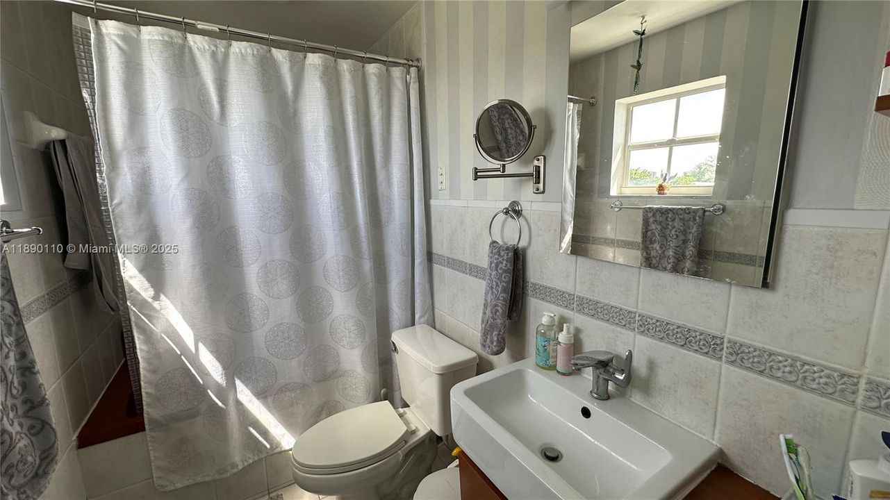 Active With Contract: $320,000 (2 beds, 2 baths, 768 Square Feet)