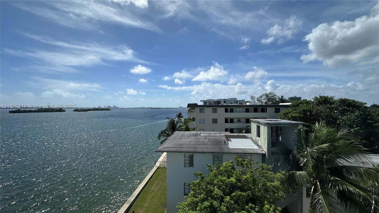 Active With Contract: $320,000 (2 beds, 2 baths, 768 Square Feet)