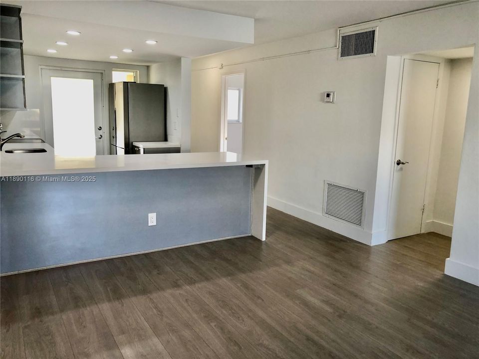 Active With Contract: $3,700 (2 beds, 2 baths, 925 Square Feet)