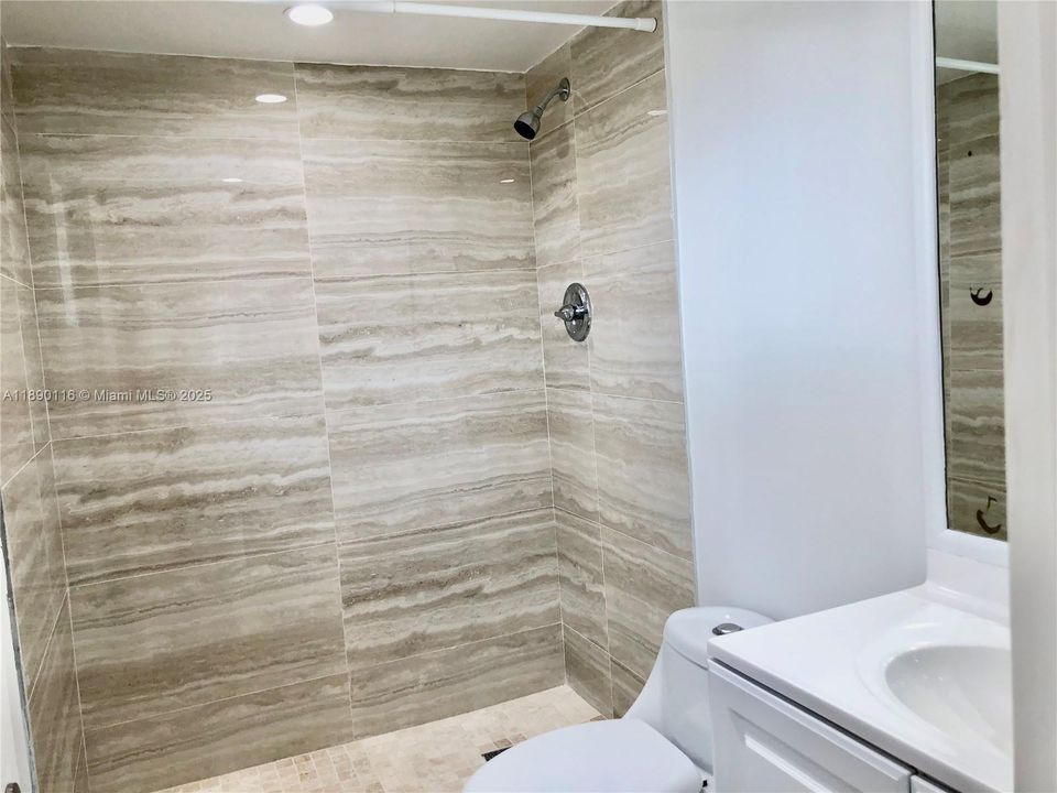 Active With Contract: $3,700 (2 beds, 2 baths, 925 Square Feet)
