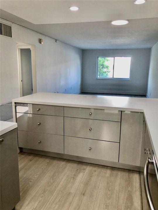 Active With Contract: $3,700 (2 beds, 2 baths, 925 Square Feet)