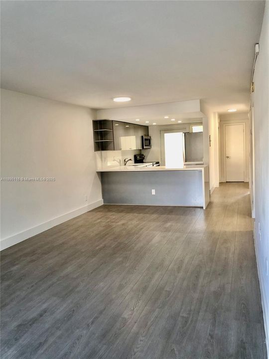 Active With Contract: $3,700 (2 beds, 2 baths, 925 Square Feet)