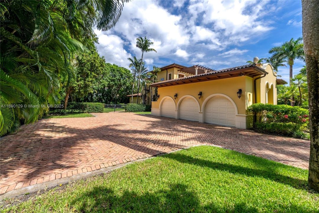 For Sale: $6,200,000 (7 beds, 7 baths, 6631 Square Feet)