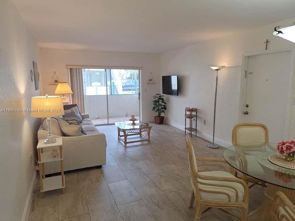 Под контрактом: $265,000 (1 спален, 1 ванн, 854 Квадратных фут)