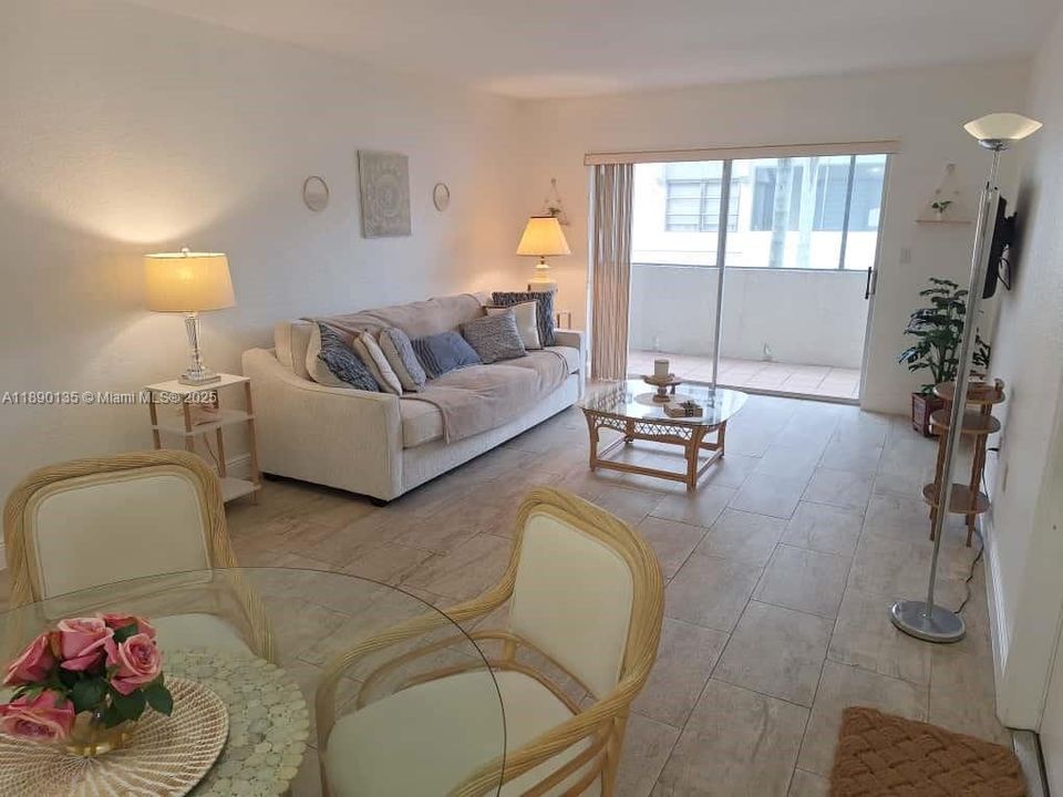 Под контрактом: $265,000 (1 спален, 1 ванн, 854 Квадратных фут)