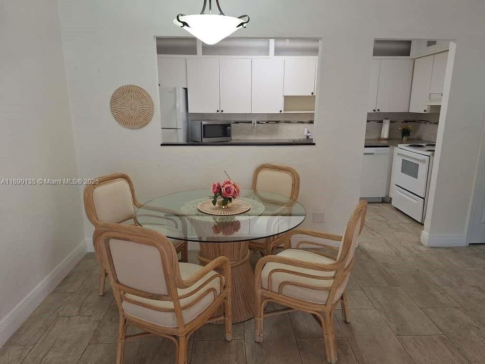 Под контрактом: $265,000 (1 спален, 1 ванн, 854 Квадратных фут)