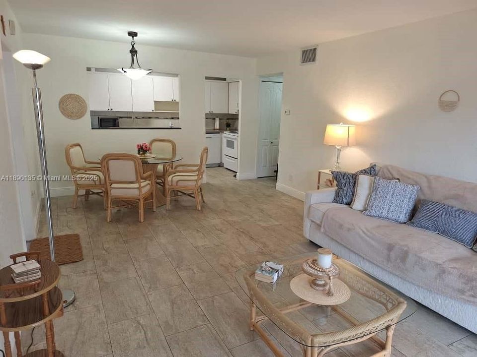 Под контрактом: $265,000 (1 спален, 1 ванн, 854 Квадратных фут)