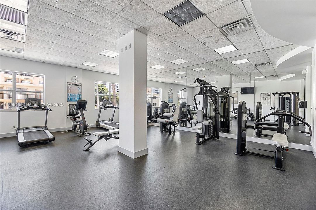 合同活跃: $319,000 (1 贝兹, 1 浴室, 905 平方英尺)