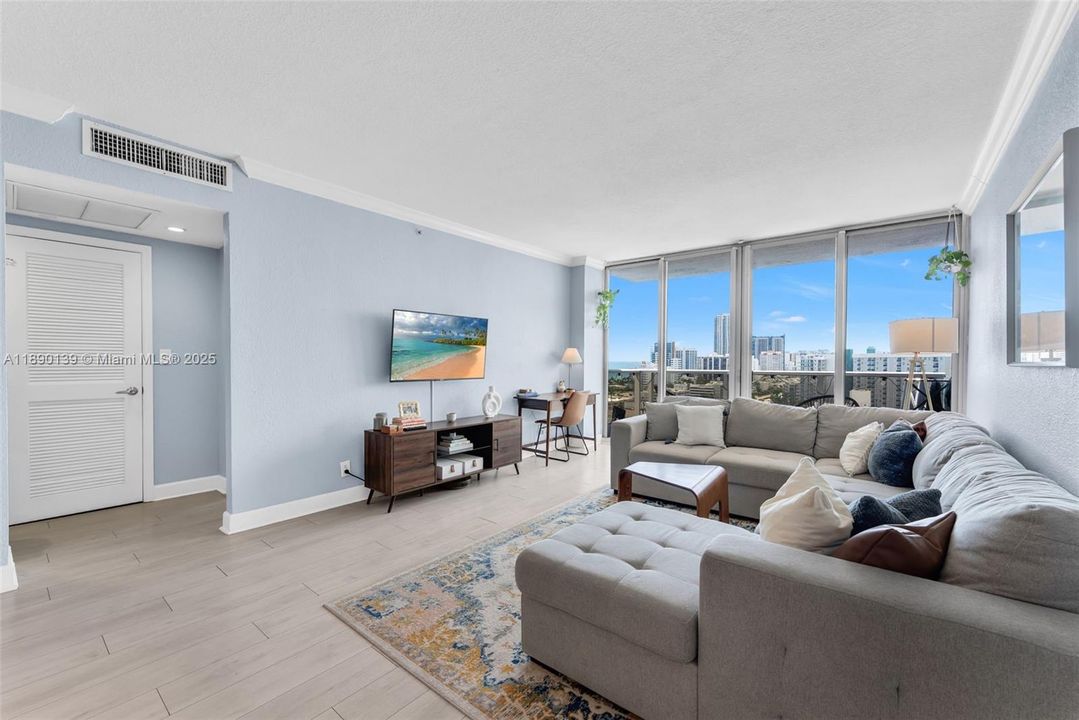 合同活跃: $319,000 (1 贝兹, 1 浴室, 905 平方英尺)