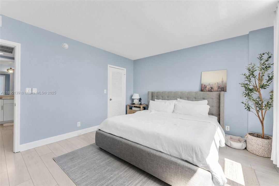 合同活跃: $319,000 (1 贝兹, 1 浴室, 905 平方英尺)