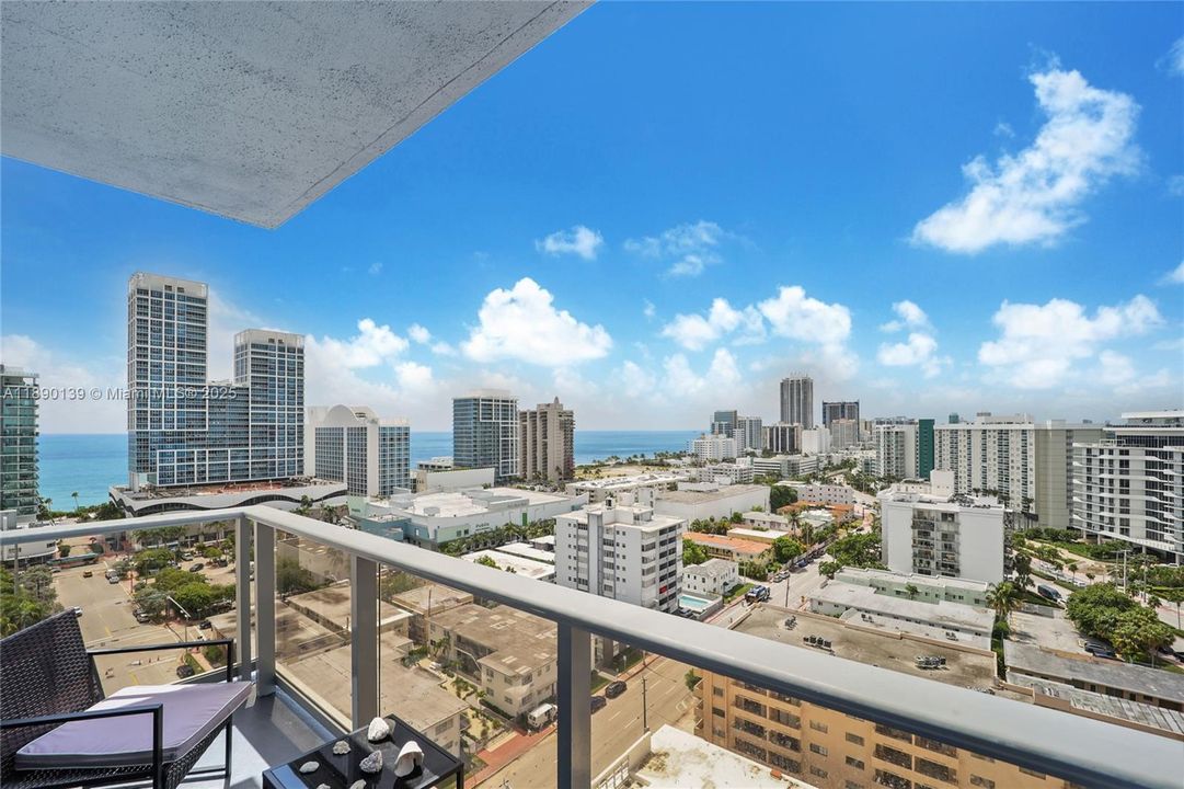 合同活跃: $319,000 (1 贝兹, 1 浴室, 905 平方英尺)