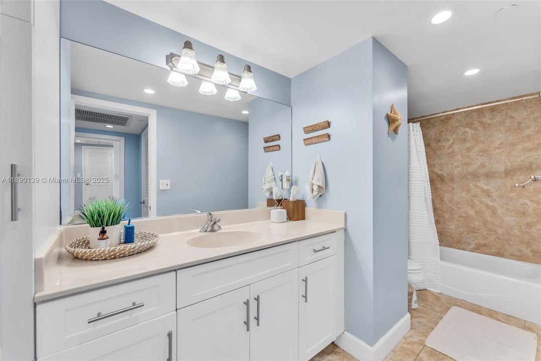 合同活跃: $319,000 (1 贝兹, 1 浴室, 905 平方英尺)