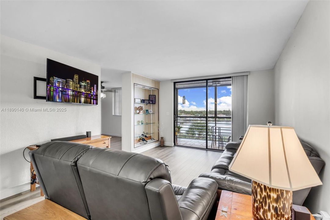 En Venta: $212,900 (2 camas, 2 baños, 852 Pies cuadrados)