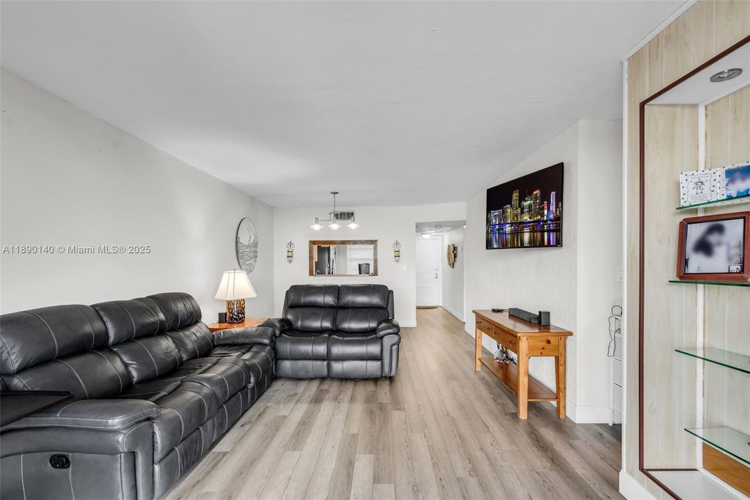 En Venta: $212,900 (2 camas, 2 baños, 852 Pies cuadrados)