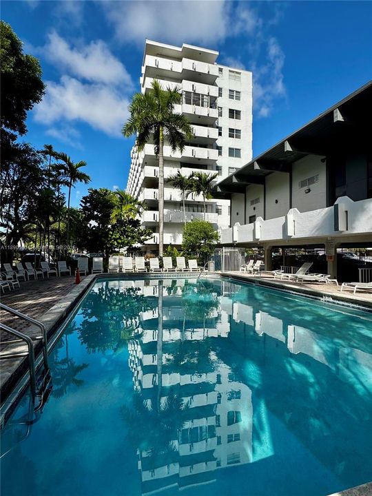 For Sale: $210,000 (1 beds, 1 baths, 828 Square Feet)