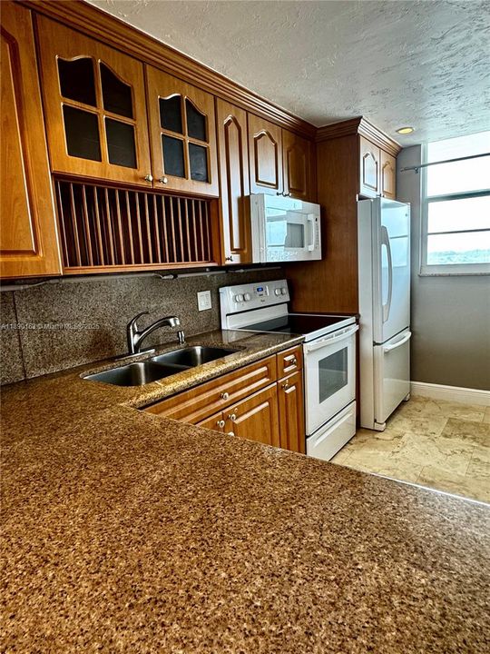 For Sale: $210,000 (1 beds, 1 baths, 828 Square Feet)
