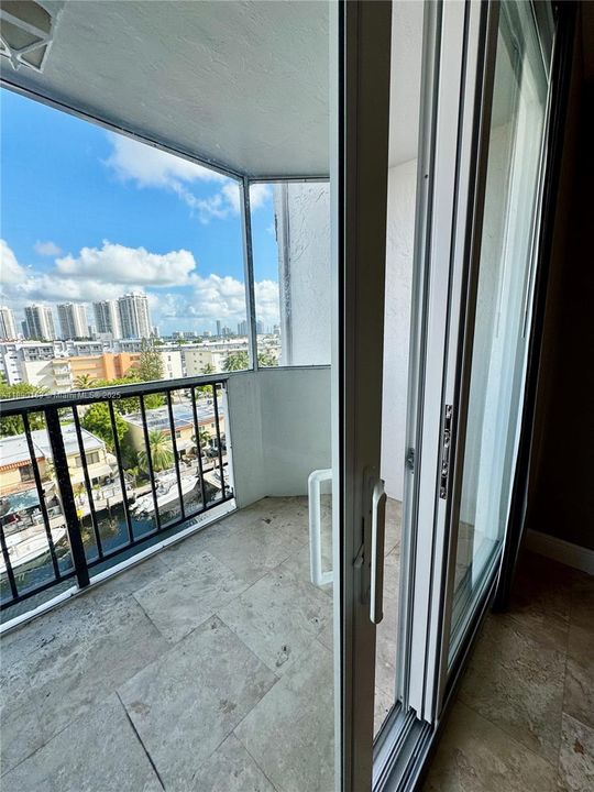 For Sale: $210,000 (1 beds, 1 baths, 828 Square Feet)