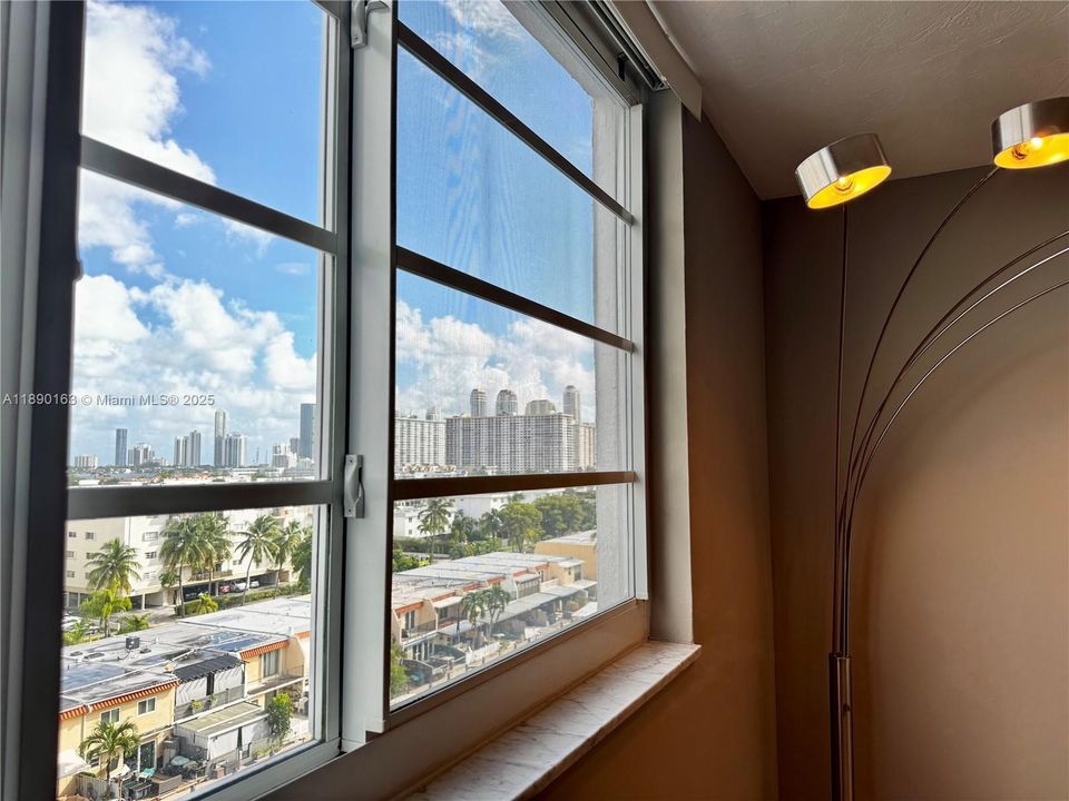 For Sale: $210,000 (1 beds, 1 baths, 828 Square Feet)