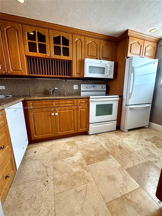 For Sale: $210,000 (1 beds, 1 baths, 828 Square Feet)
