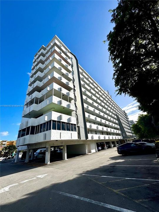 For Sale: $210,000 (1 beds, 1 baths, 828 Square Feet)