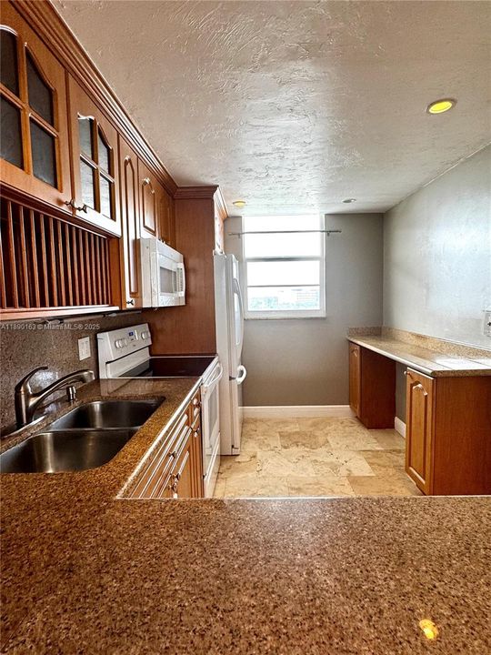 For Sale: $210,000 (1 beds, 1 baths, 828 Square Feet)