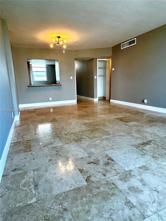 For Sale: $210,000 (1 beds, 1 baths, 828 Square Feet)
