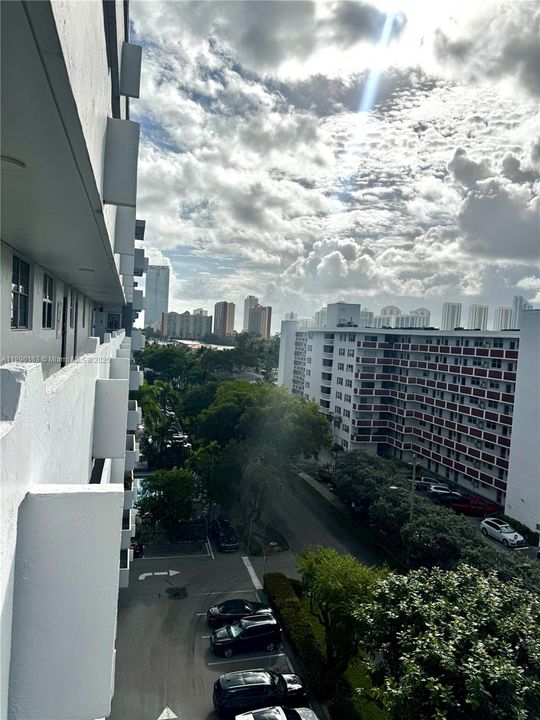 For Sale: $210,000 (1 beds, 1 baths, 828 Square Feet)