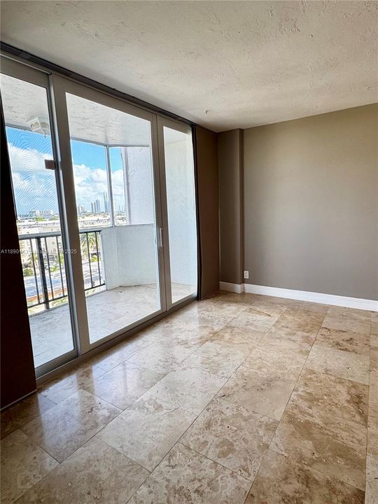 For Sale: $210,000 (1 beds, 1 baths, 828 Square Feet)
