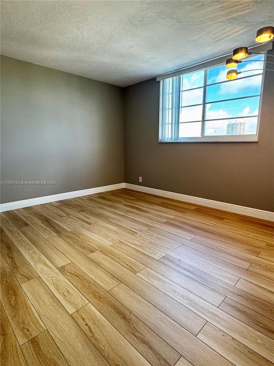 For Sale: $210,000 (1 beds, 1 baths, 828 Square Feet)