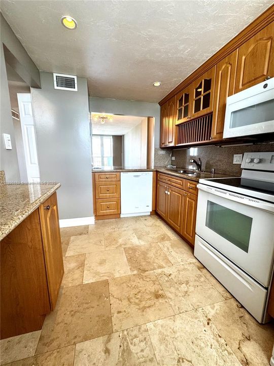 For Sale: $210,000 (1 beds, 1 baths, 828 Square Feet)