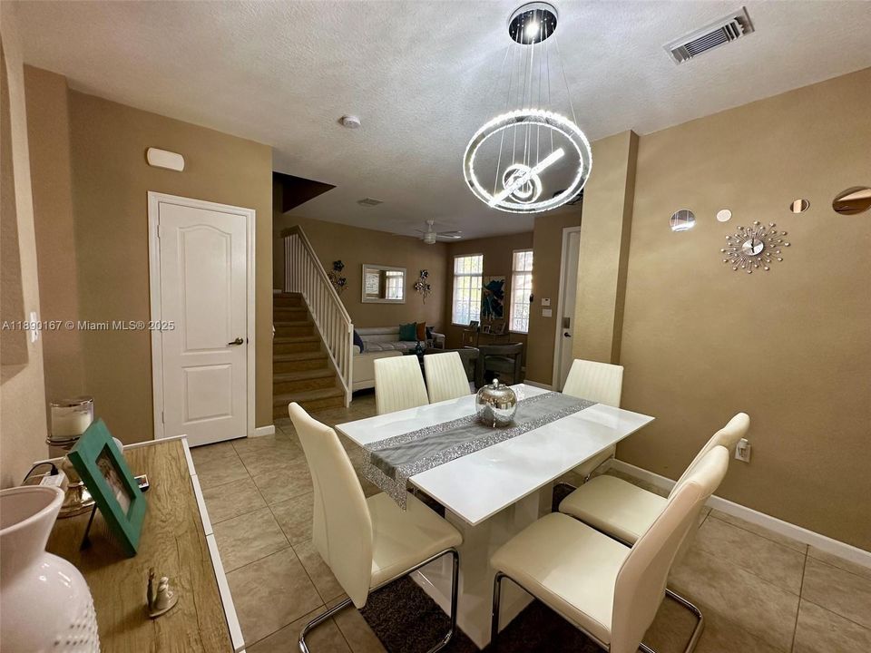 Недавно арендовано: $2,690 (3 спален, 2 ванн, 1850 Квадратных фут)