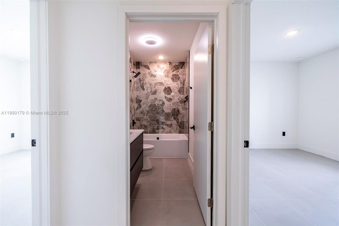 Active With Contract: $306,800 (3 beds, 2 baths, 1250 Square Feet)