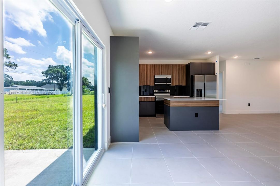 Active With Contract: $306,800 (3 beds, 2 baths, 1250 Square Feet)