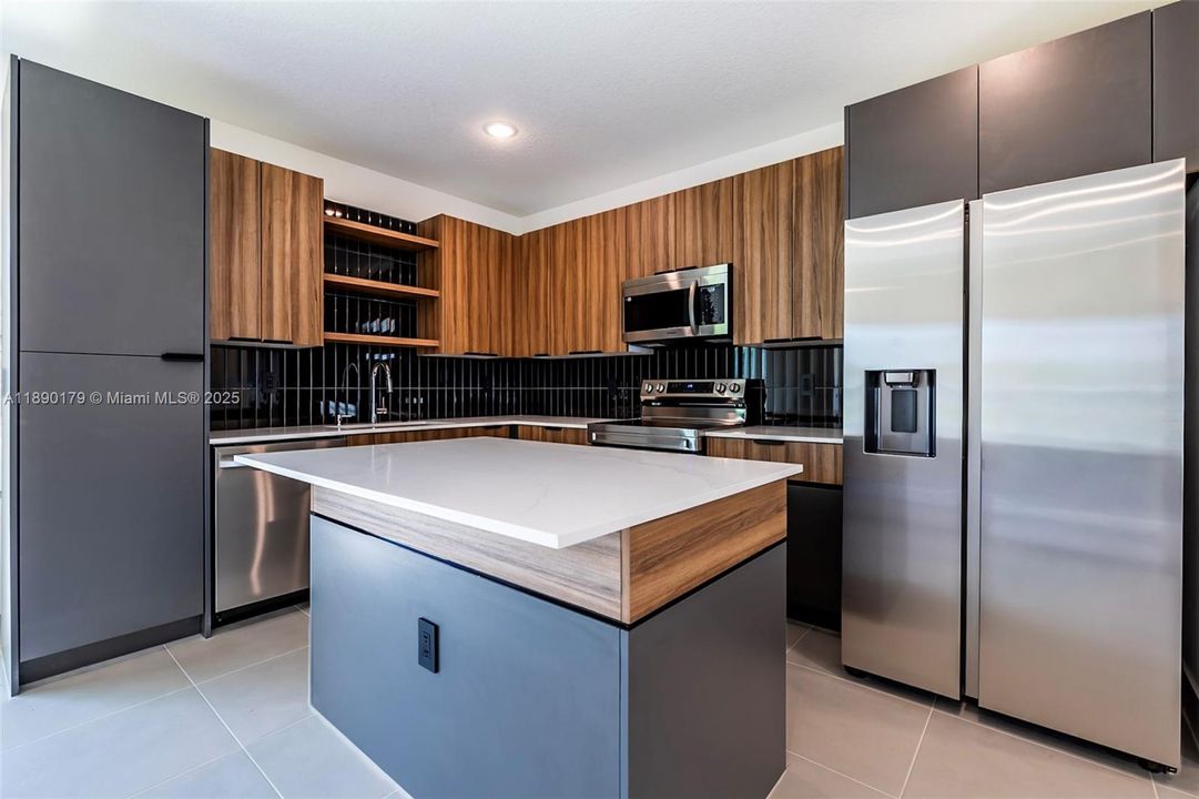 Active With Contract: $306,800 (3 beds, 2 baths, 1250 Square Feet)