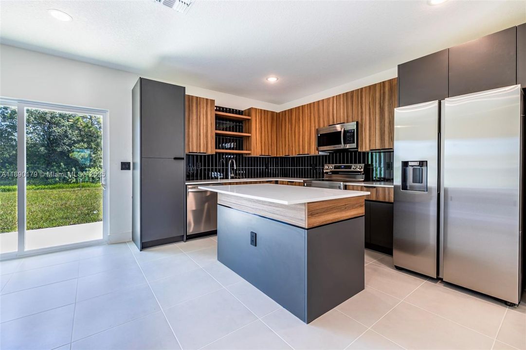 Active With Contract: $306,800 (3 beds, 2 baths, 1250 Square Feet)