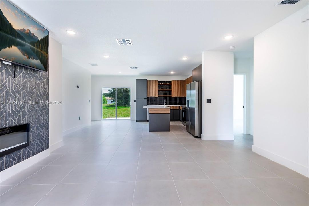 Active With Contract: $306,800 (3 beds, 2 baths, 1250 Square Feet)