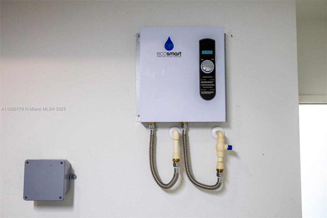 Active With Contract: $306,800 (3 beds, 2 baths, 1250 Square Feet)