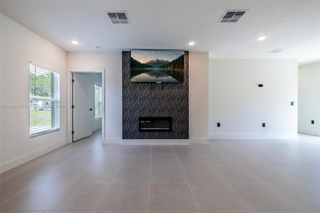 Active With Contract: $306,800 (3 beds, 2 baths, 1250 Square Feet)