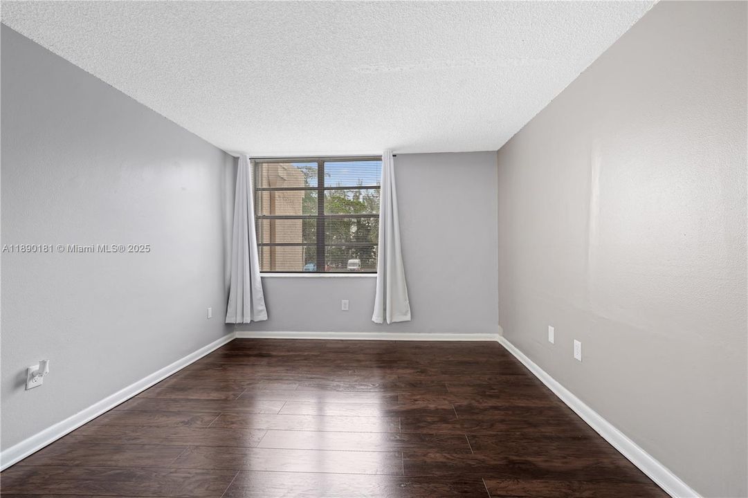 В аренду: $1,850 (2 спален, 2 ванн, 1025 Квадратных фут)